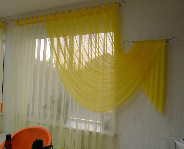 Желтые шторы для салона красоты